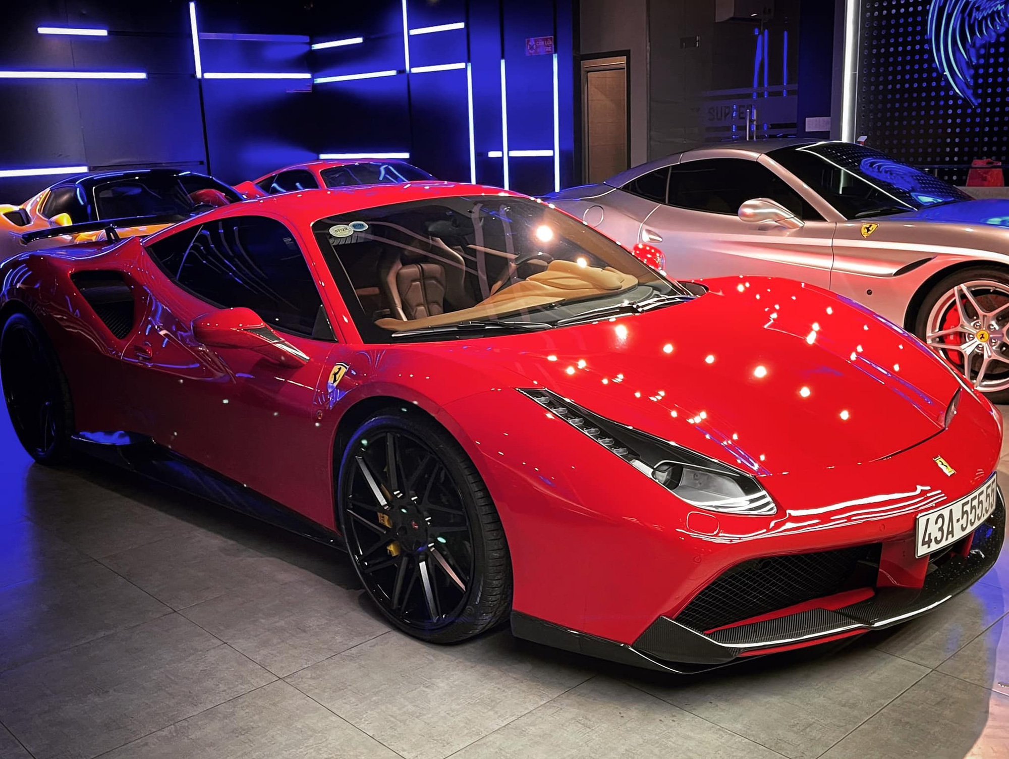 Bùi Tiến Dũng xuống phố cuối tuần cùng ngựa chiến Ferrari 488 GTB biển ngũ quý 555.55 độc nhất Việt Nam - Ảnh 4.