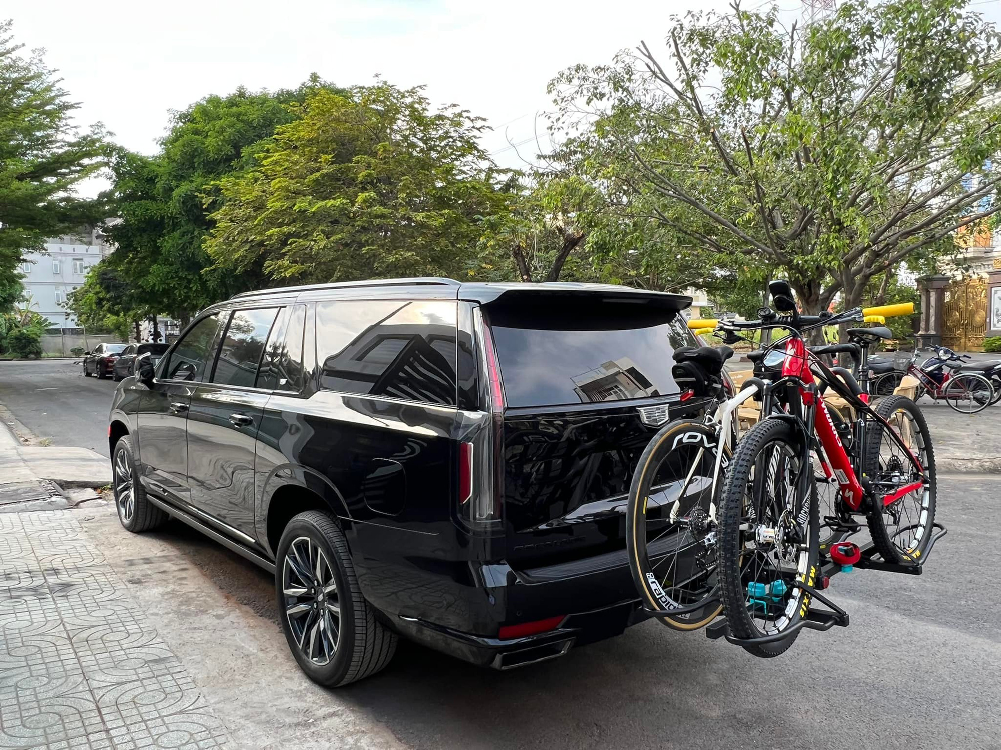 Vợ chồng đại gia Hoàng Kim Khánh cùng Cadillac Escalade ESV Sport vừa tậu đã có mặt ở Hà Nội sau 3 ngày xuyên Việt - Ảnh 1.