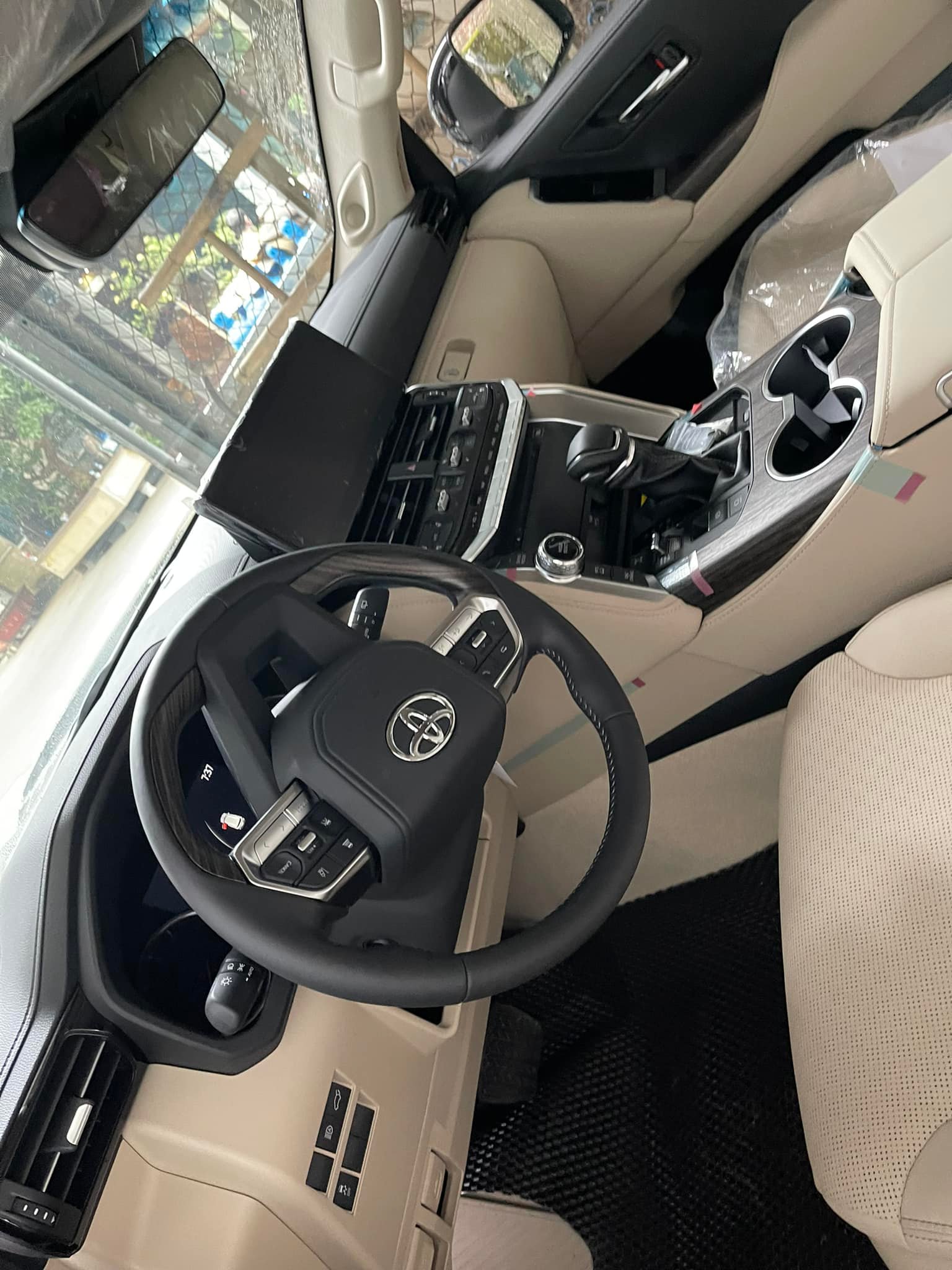 Đại gia rao bán Land Cruiser LC300 màu đen vừa tậu giá 5,2 tỷ vì... muốn đổi sang xe trắng - Ảnh 5.