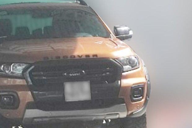 Nam nhân viên ngân hàng lái ô tô kéo lê xe cảnh sát ở TP.HCM chưa có bằng lái, dùng biển số giả - Ảnh 1.