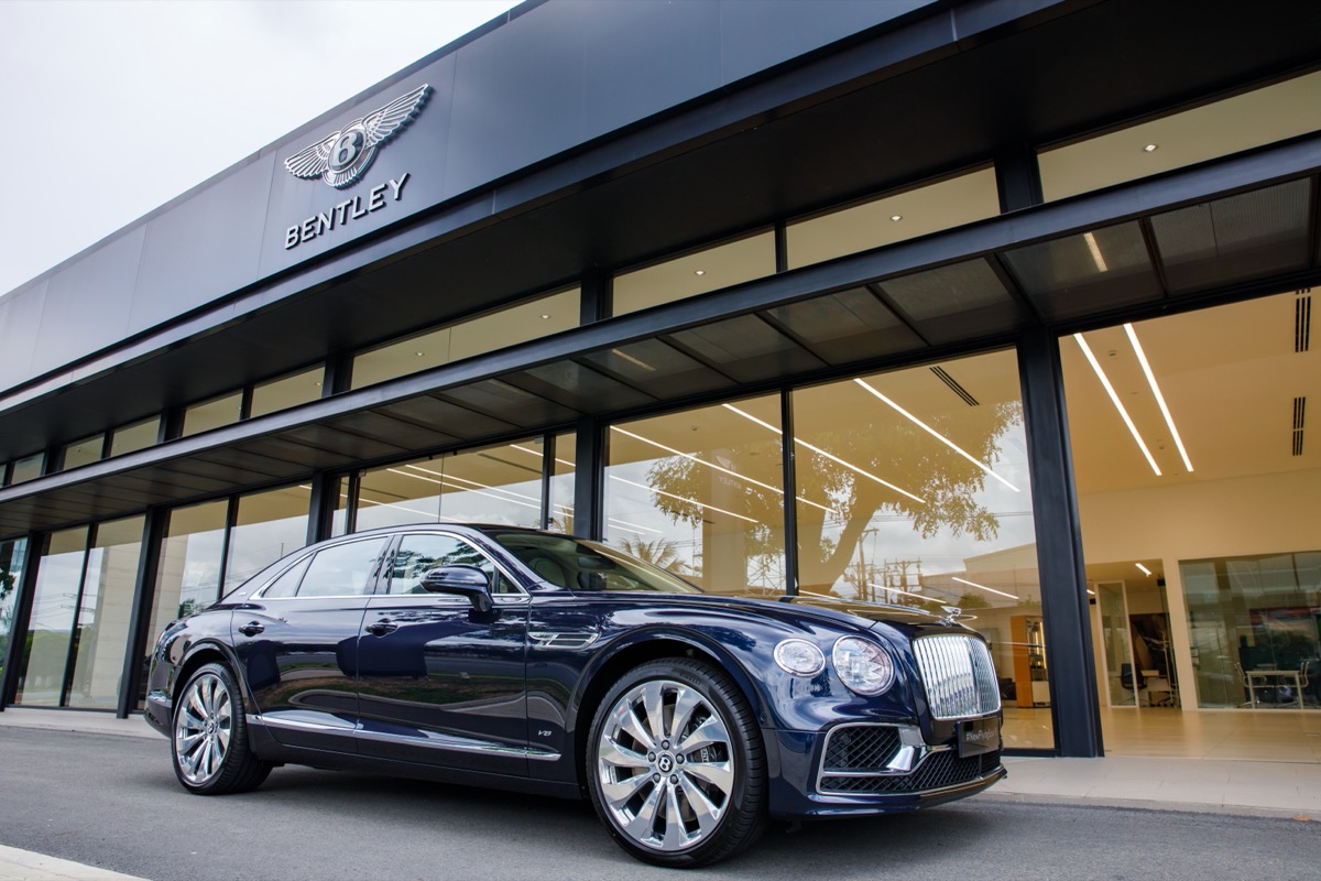 Vừa đi du học Mỹ 2 tháng, Chi Pu đã check-in ngay cùng Bentley Flying Spur đời mới cực sang chảnh - Ảnh 7.