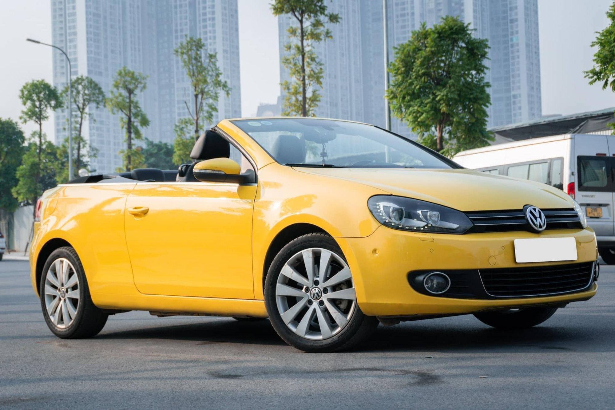 Qua gần 1 thập kỷ, hàng hiếm Volkswagen Golf Convertible bán lại có giá 890 triệu đồng - Ảnh 1.