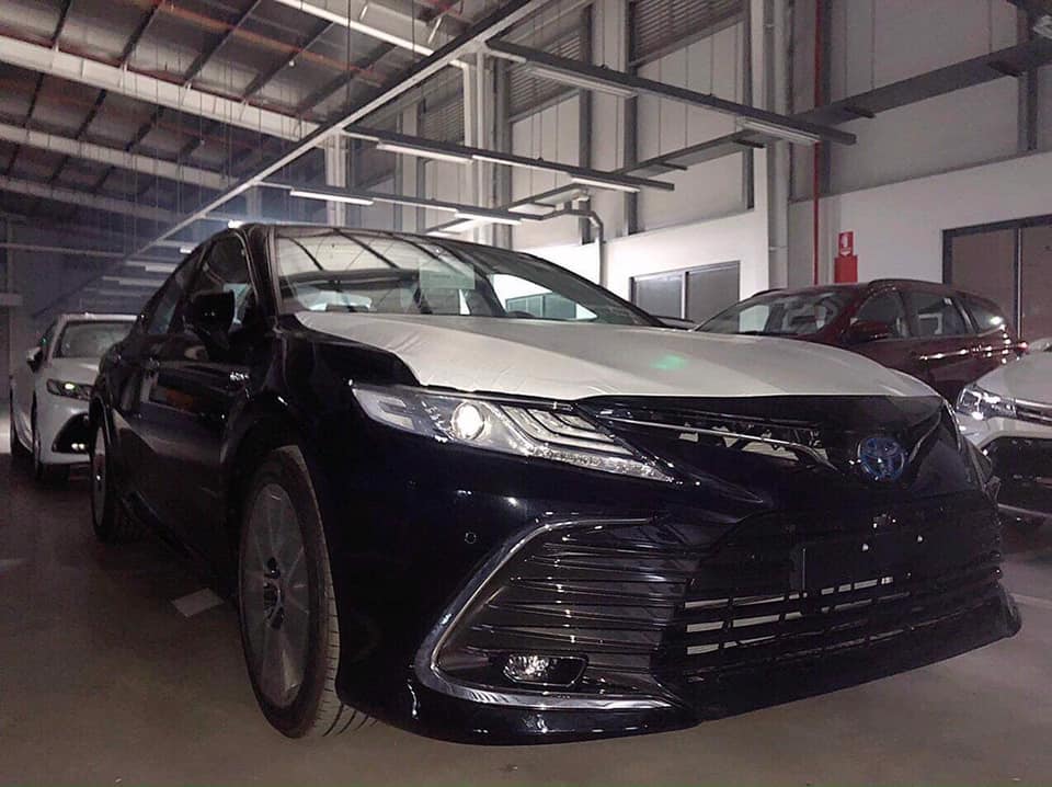 Toyota Camry 2022 ồ ạt về đại lý trong đêm: 2.5HV hút mắt, nhưng 2.0Q mới là phiên bản được người Việt săn đón - Ảnh 1.