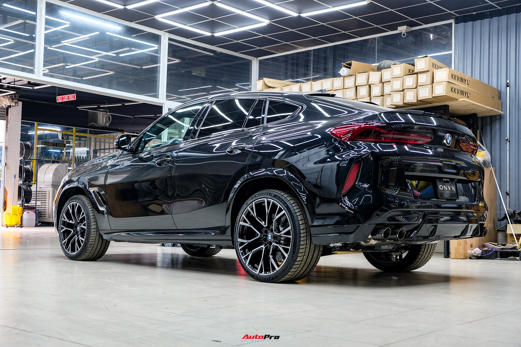 Cận cảnh SUV BMW nhanh nhất tại Việt Nam: 'Quái thú' có vỏ bọc xe sang,  hiệu suất ngang Lamborghini Urus