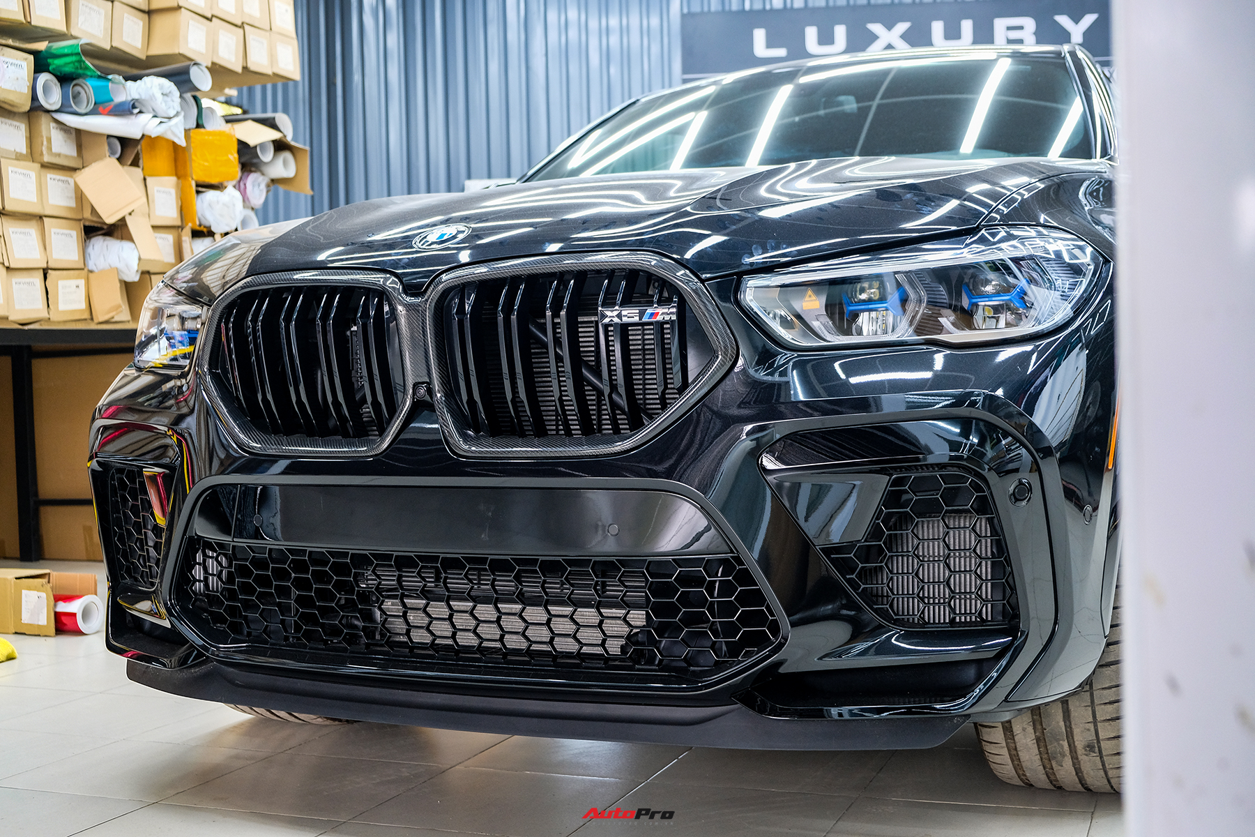 Cận cảnh SUV BMW nhanh nhất tại Việt Nam: 'Quái thú' có vỏ bọc xe sang,  hiệu suất ngang Lamborghini Urus