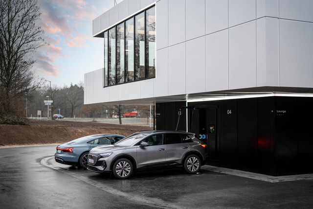 Trạm sạc xe điện đẹp như phòng chờ thương gia của Audi – có tiền chỉ muốn mua ngay một chiếc Audi về xài  - Ảnh 1.