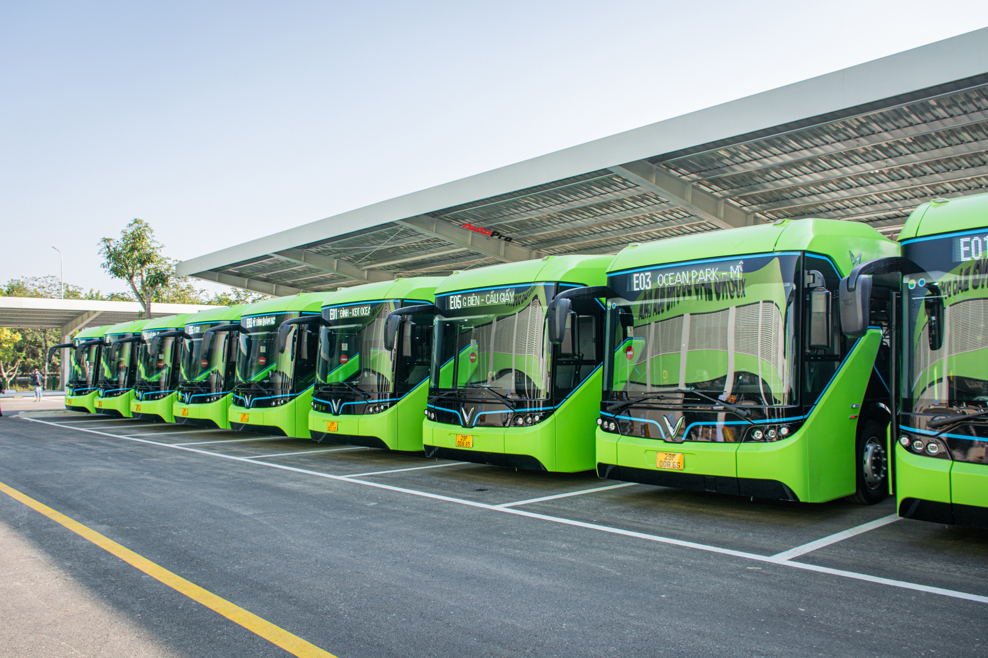 VinBus chính thức hoạt động tại Hà Nội: 16 tiếng/ngày, 15 phút/chuyến, chạy 3 tuyến quanh thủ đô - Ảnh 1.