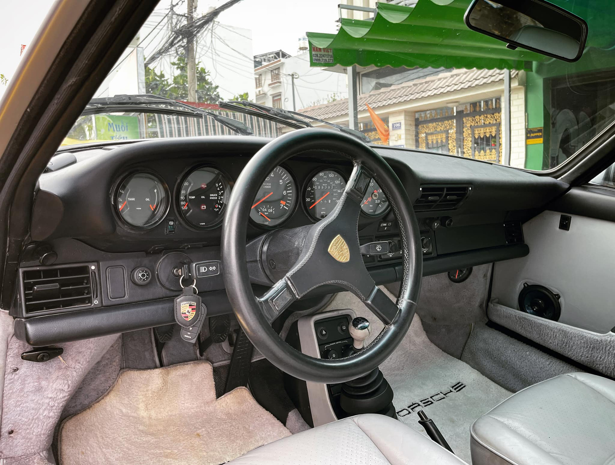 Porsche 930 Turbo cực hiếm tại Việt Nam lộ diện, nằm chung showroom với dàn siêu xe trăm tỷ - Ảnh 3.