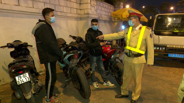 Vụ gần 100 quái xế bị bắt ở Hà Nội: Em lên cầu chơi thôi, em có biết đua đâu! - Ảnh 1.