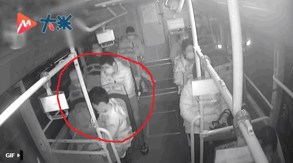 Bé trai bị hai kẻ lạ mặt tiếp cận, nữ hành khách và tài xế xe buýt lập tức hành động giải nguy - Ảnh 1.