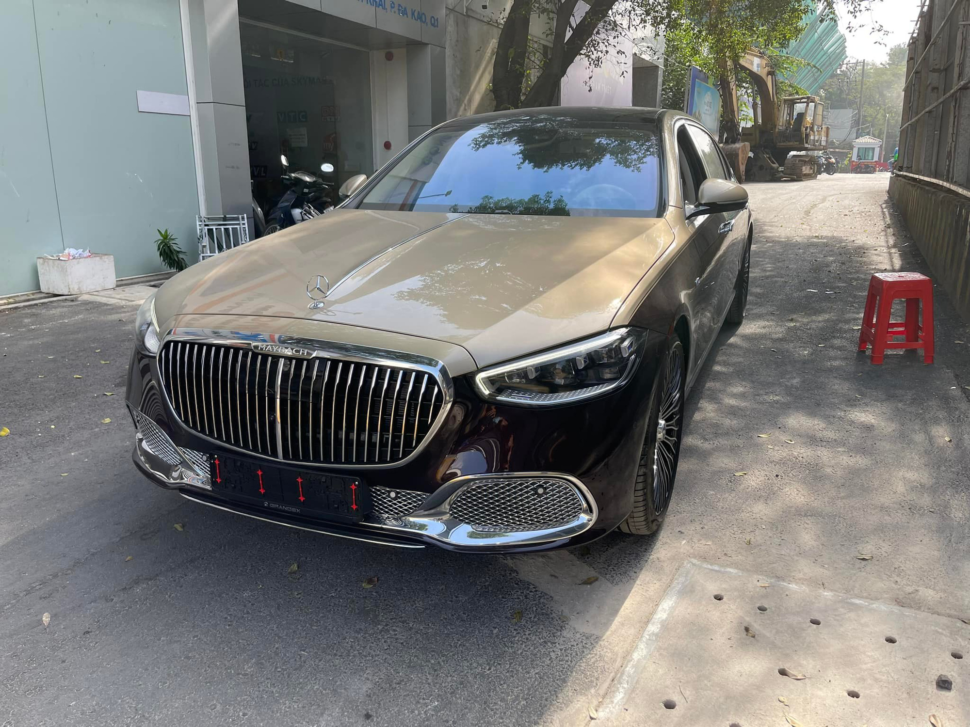 Mercedes-Maybach S 680 đầu tiên về Việt Nam: Giá khoảng 17-20 tỷ đồng, cung điện di động cho đại gia chơi Tết - Ảnh 1.