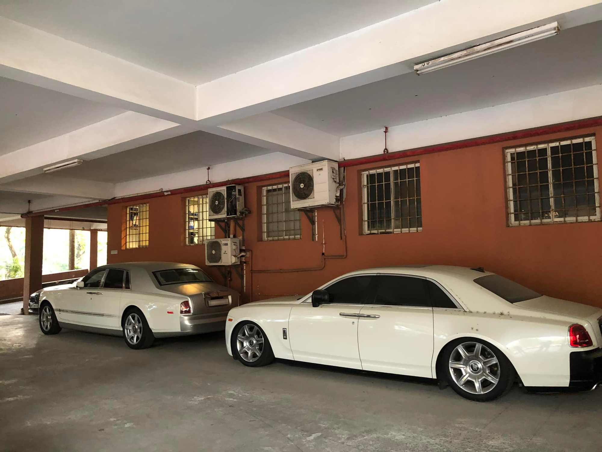 Bị bỏ mặc ở Hà Nội, Rolls-Royce Ghost tiền tỷ của doanh nhân Đặng Lê Nguyên Vũ bám bụi, xẹp bóng hơi đầy xót xa - Ảnh 1.