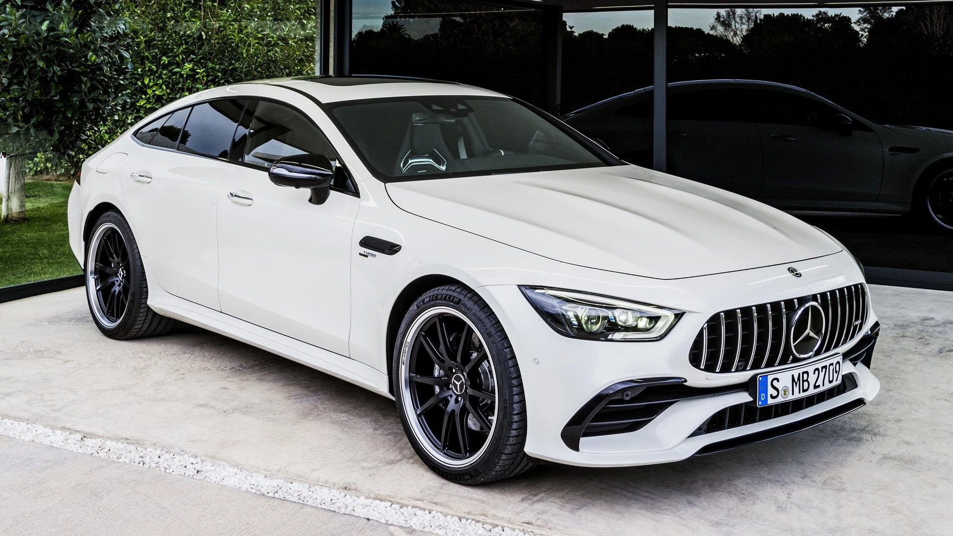 Chồng sắp cưới tặng Phương Trinh Jolie chiếc Mercedes-AMG GT 53 hàng siêu hiếm giá hơn 6 tỷ đồng nhân dịp Noel - Ảnh 3.