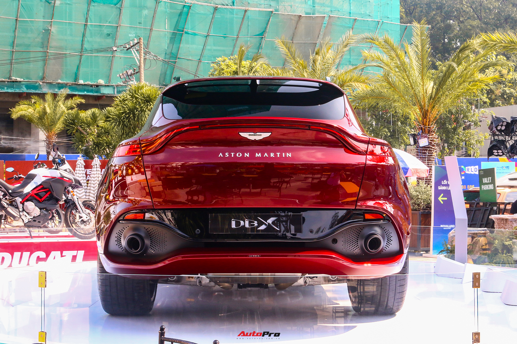 Cận cảnh Aston Martin DBX thứ 2 về Việt Nam: Gi&aacute; gần 17 tỷ đồng, m&agrave;u sơn l&agrave; điểm nhấn ch&iacute;nh - Ảnh 7.