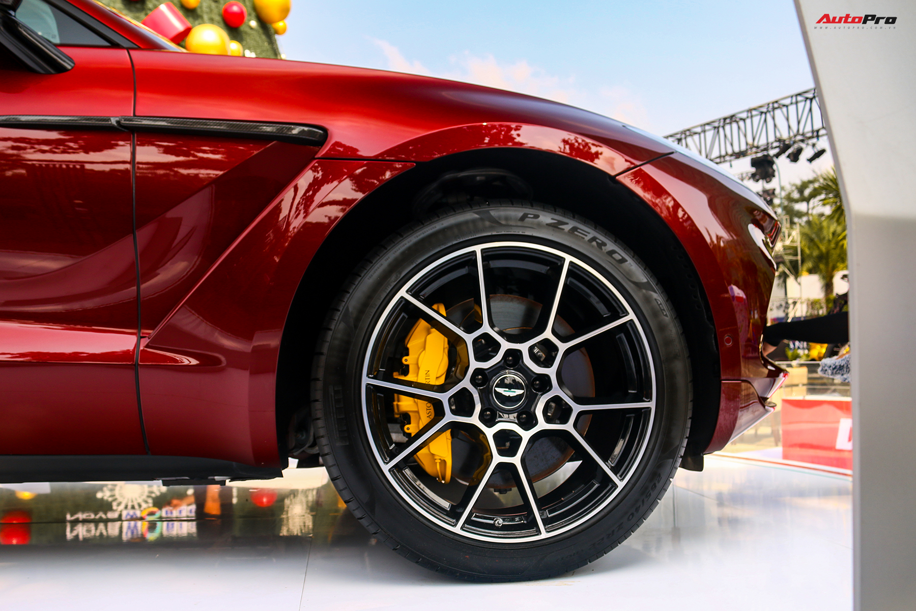 Cận cảnh Aston Martin DBX thứ 2 về Việt Nam: Gi&aacute; gần 17 tỷ đồng, m&agrave;u sơn l&agrave; điểm nhấn ch&iacute;nh - Ảnh 11.