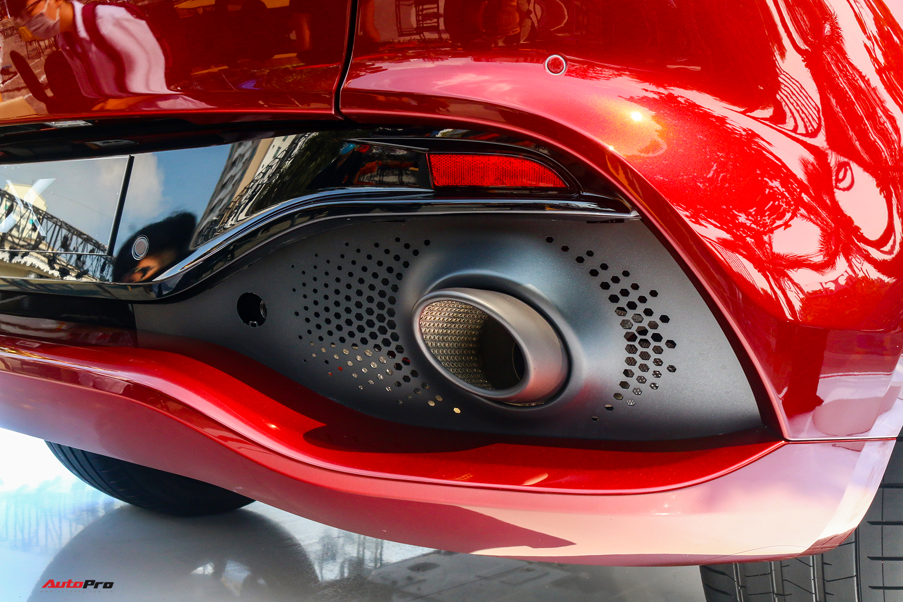 Cận cảnh Aston Martin DBX thứ 2 về Việt Nam: Gi&aacute; gần 17 tỷ đồng, m&agrave;u sơn l&agrave; điểm nhấn ch&iacute;nh - Ảnh 9.