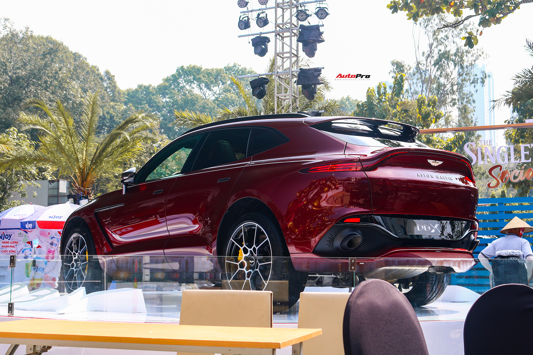 Cận cảnh Aston Martin DBX thứ 2 về Việt Nam: Gi&aacute; gần 17 tỷ đồng, m&agrave;u sơn l&agrave; điểm nhấn ch&iacute;nh - Ảnh 4.