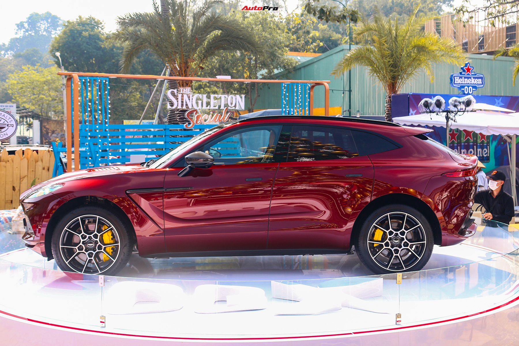 Cận cảnh Aston Martin DBX thứ 2 về Việt Nam: Gi&aacute; gần 17 tỷ đồng, m&agrave;u sơn l&agrave; điểm nhấn ch&iacute;nh - Ảnh 3.