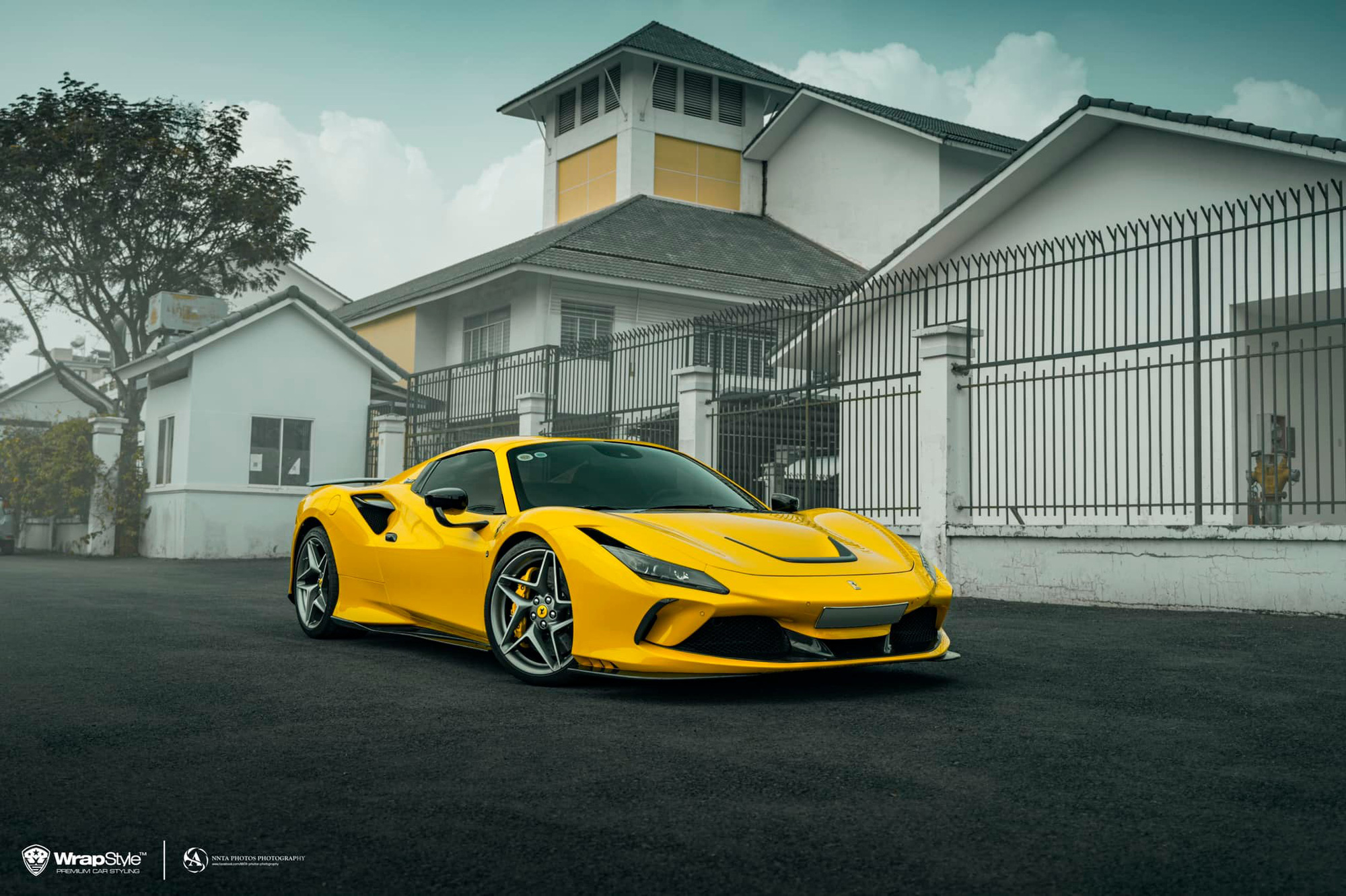 Đại gia Sài Gòn chi hơn 210 triệu đồng độ gương cực dị cho Ferrari F8 Spider: Cư dân mạng thì tò mò cách để gập gương - Ảnh 1.