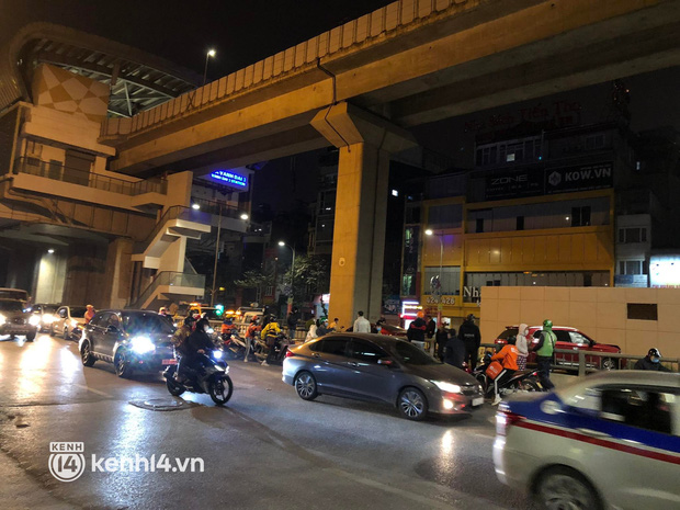 Hai xe ô tô đấu đầu nhau, cảnh sát phong tỏa đường hầm Nguyễn Trãi trong đêm - Ảnh 2.
