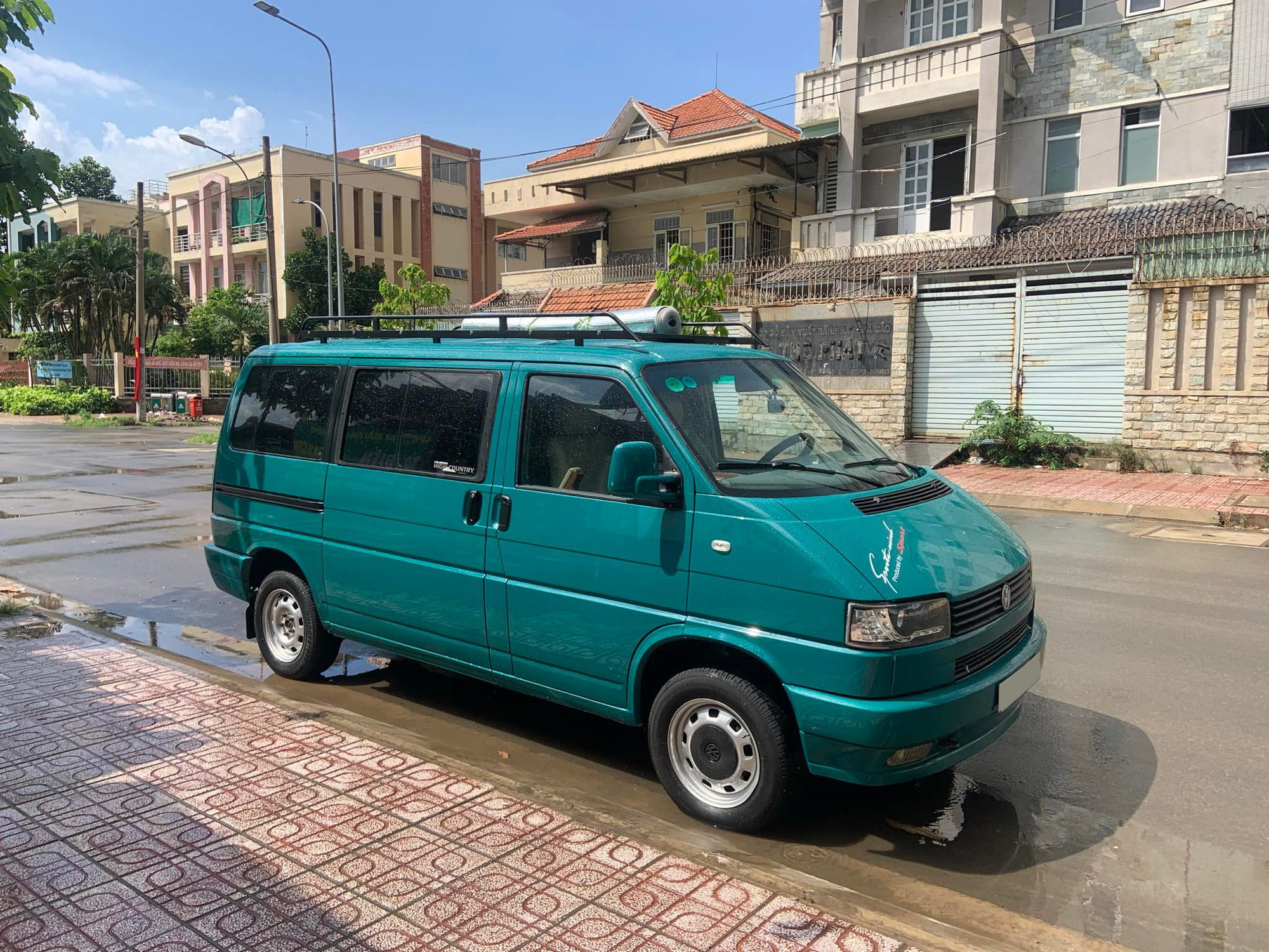 Chủ xe đầu tư ‘xây mới’ Volkswagen Transporter T4 thành ‘nhà di động’, bán lại với giá chỉ 168 triệu đồng - Ảnh 1.