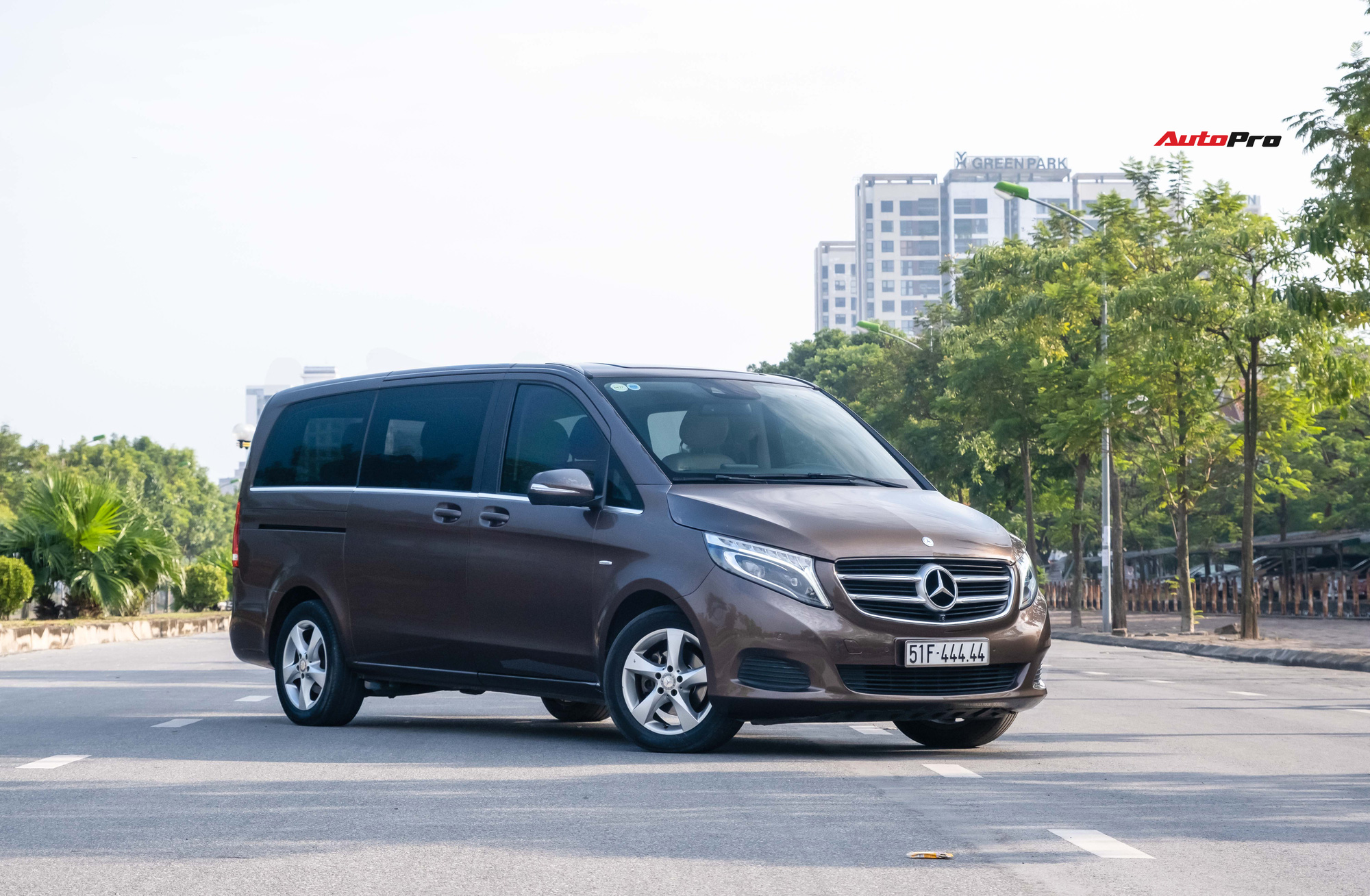 Chiếc Mercedes-Benz cũ có giá hơn 2 tỷ đồng nhưng biển số 444.44 mới là chi tiết được CĐM quan tâm - Ảnh 7.