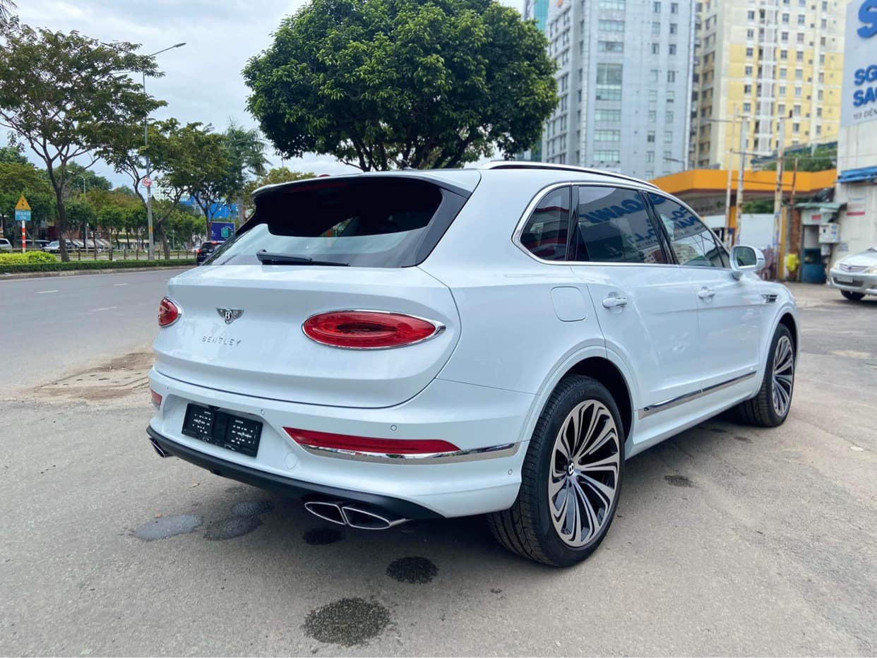 Phan Thành tậu Bentley Bentayga V8 giá hơn 17 tỷ đồng tại Việt Nam, gia nhập bộ sưu tập siêu khủng - Ảnh 2.