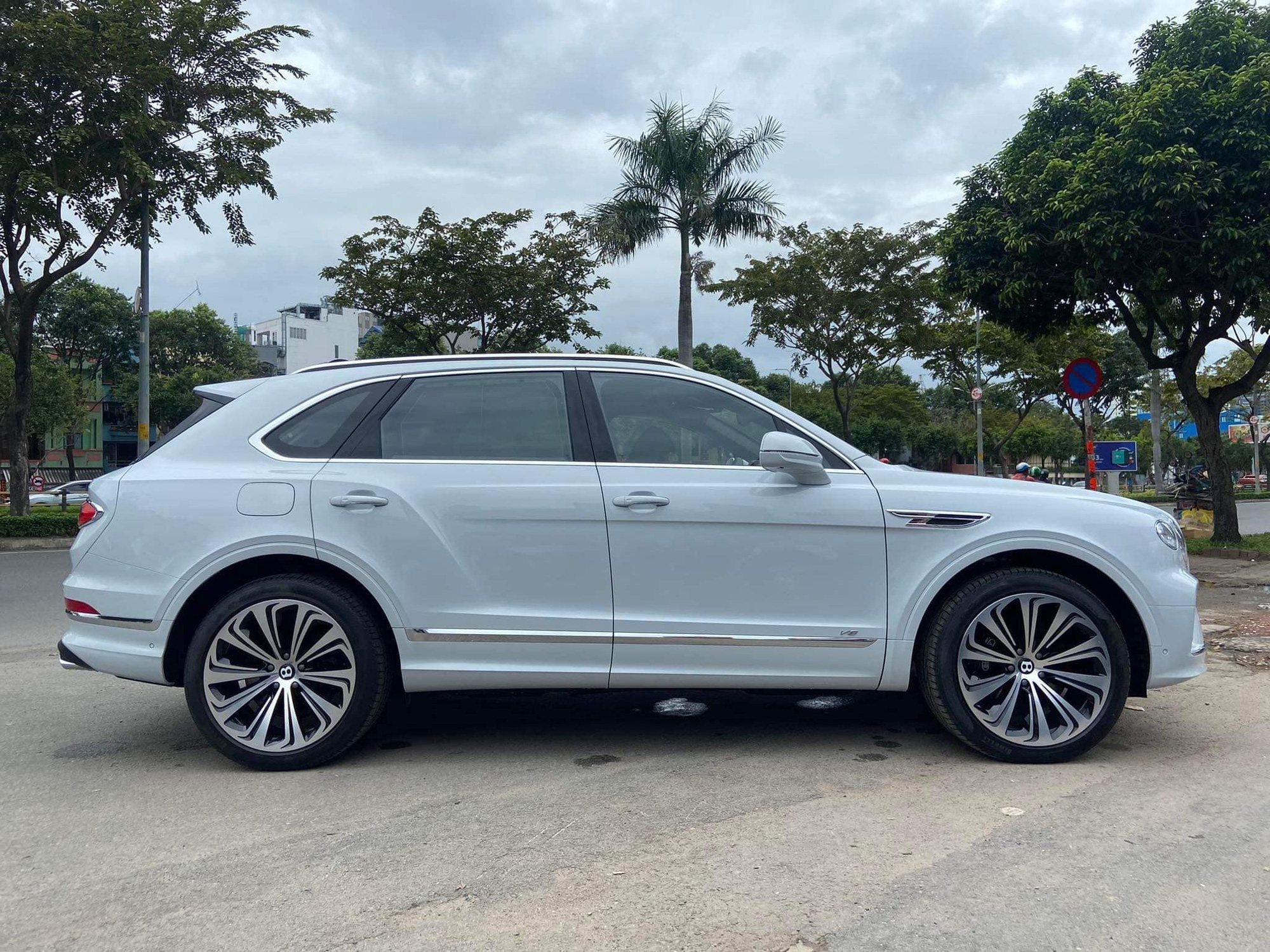 Phan Thành tậu Bentley Bentayga V8 giá hơn 17 tỷ đồng tại Việt Nam, gia nhập bộ sưu tập siêu khủng - Ảnh 3.