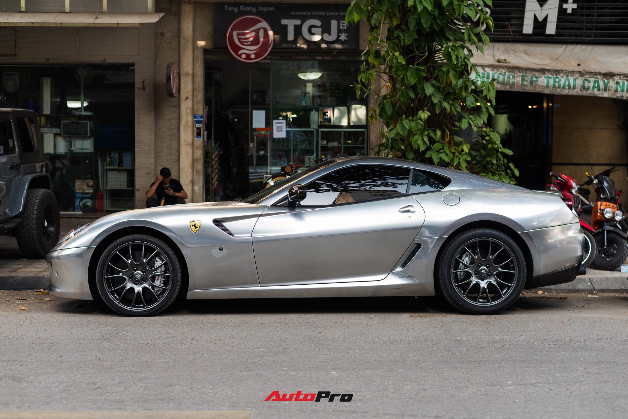 Đại gia Hải Phòng mang Ferrari 599 GTB Fiorano lên Hà Nội dạo phố: Màu sơn có hiệu ứng đặc biệt - Ảnh 8.