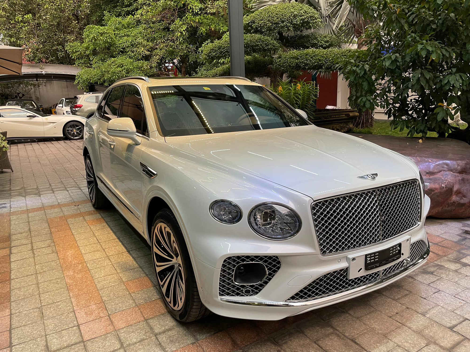 Phan Thành tậu Bentley Bentayga V8 giá hơn 17 tỷ đồng tại Việt Nam, gia nhập bộ sưu tập siêu khủng - Ảnh 1.