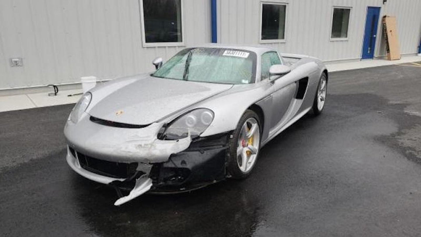 Bạn có đủ can đảm bỏ ra hơn  USD để mua lại chiếc Porsche Carrera GT  'rách rưới' này không?