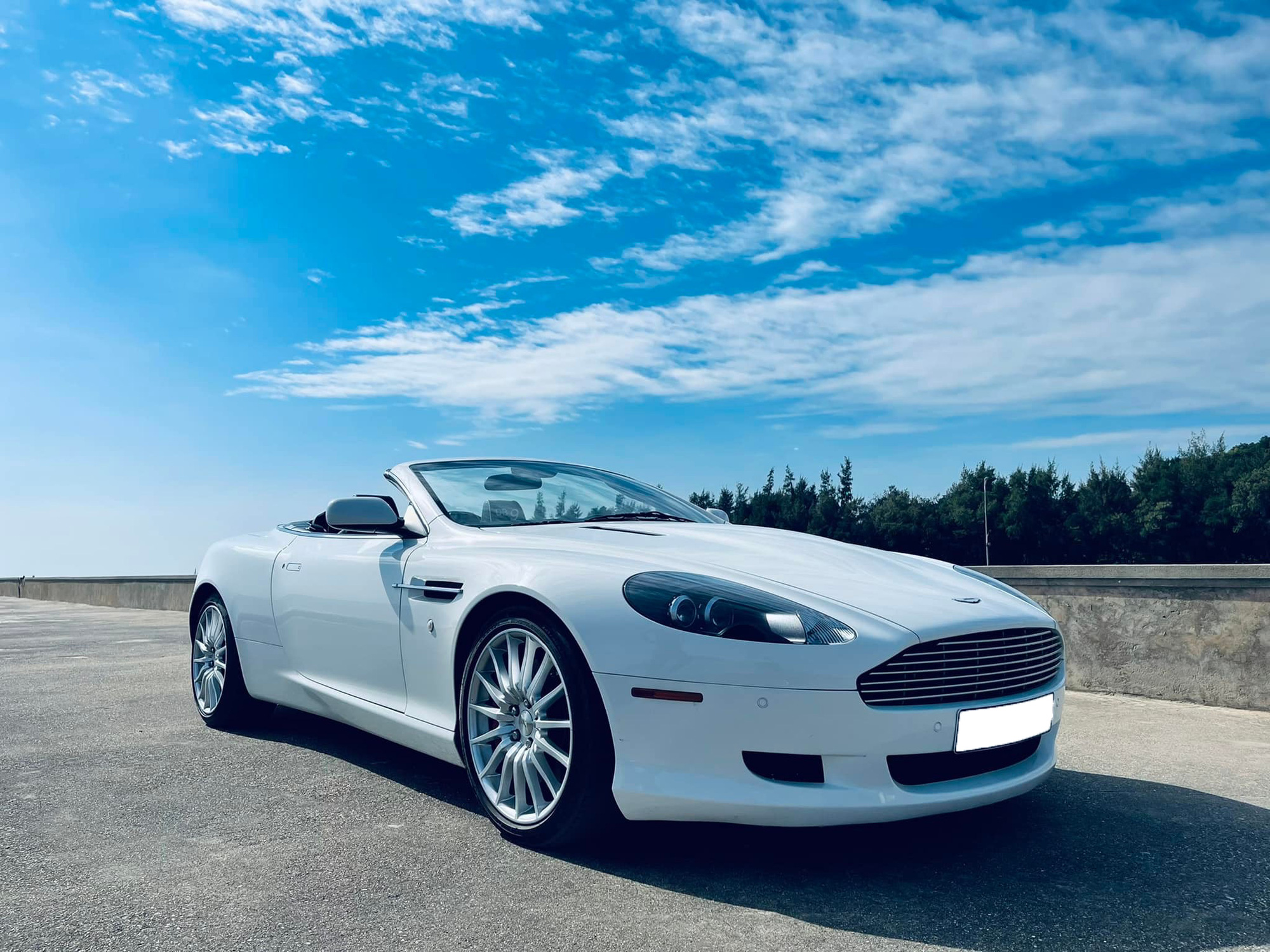 Qua thời đỉnh cao, Aston Martin DB9 bán lại ngang giá niêm yết của những mẫu xe sang phổ biến tại Việt Nam - Ảnh 1.