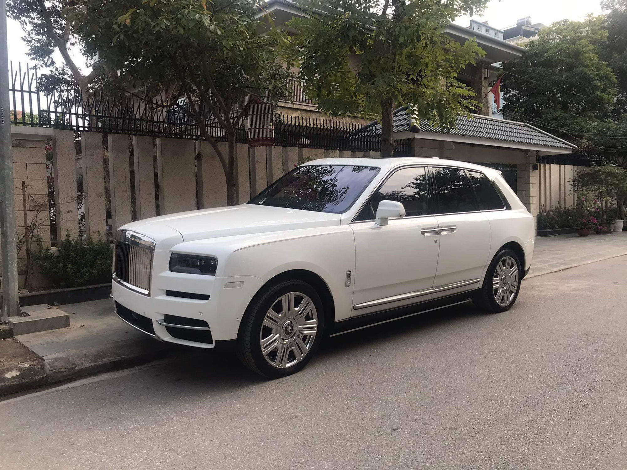 Đại gia Thái Nguyên mạnh tay sắm Rolls-Royce Cullinan, đưa về chung garage với Phantom độc nhất Việt Nam - Ảnh 1.