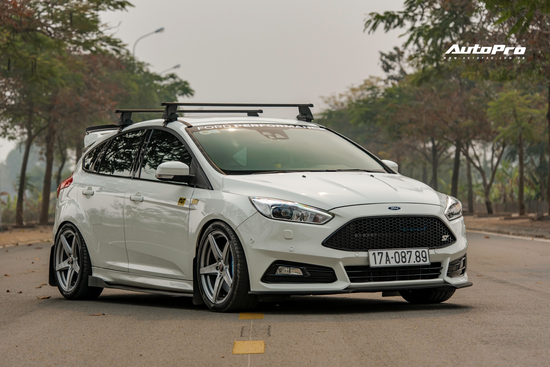 Thợ độ bê nguyên động cơ EcoBoost hiệu suất cao lên Ford Focus sedan