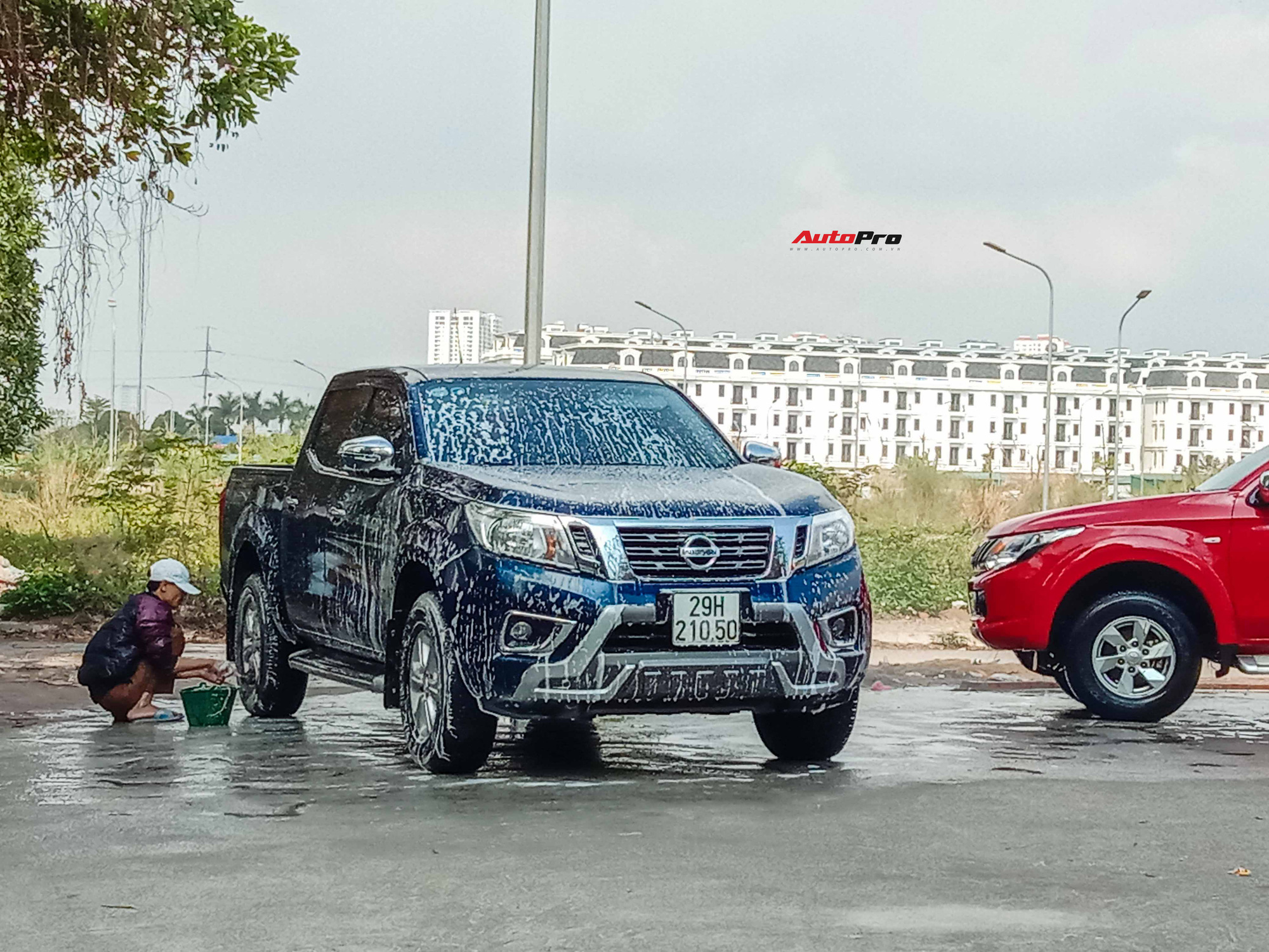 Cận cảnh dịch vụ rửa xe sáng 30 Tết - Tầm này đắt mấy cũng chơi - Ảnh 4.