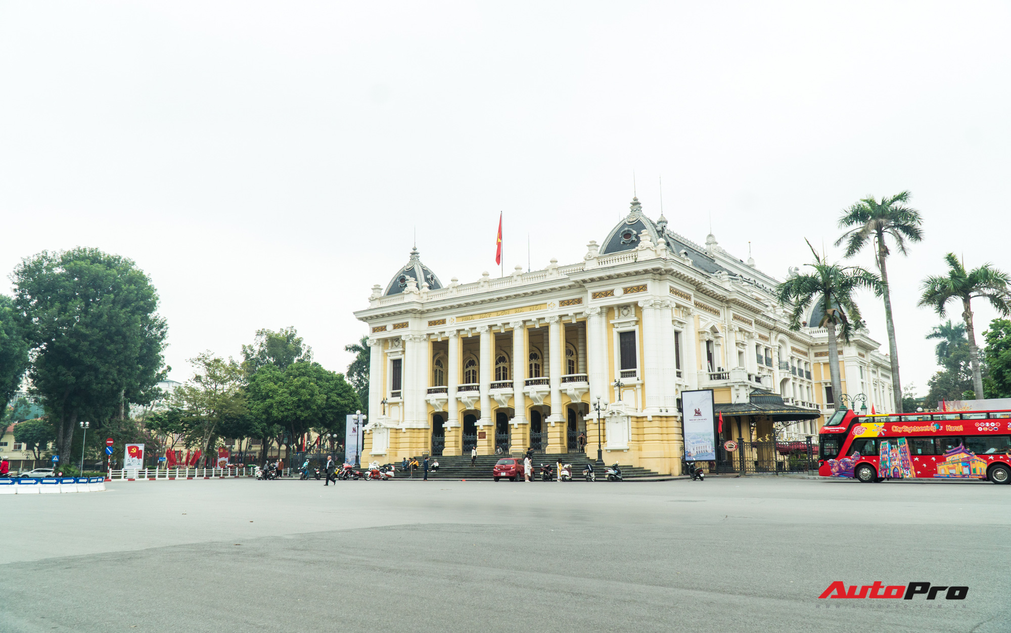 Đường phố Hà Nội mùng 1 Tết so với ngày thường: Xe cộ vắng bóng, không còn những dòng người hối hả - Ảnh 7.