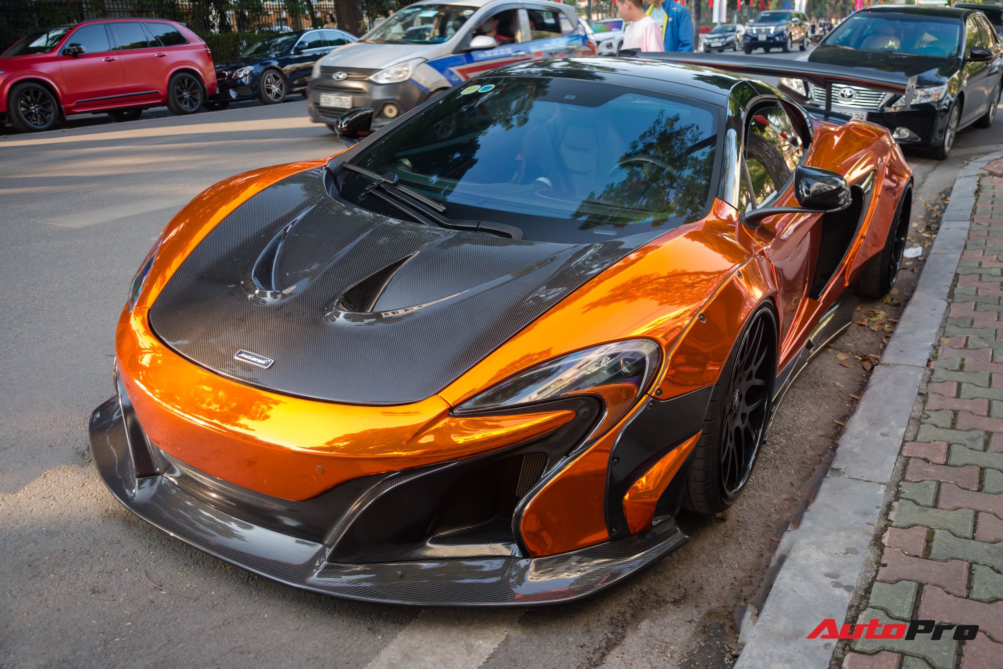 Dàn siêu xe khủng xuống phố Hà Nội đón Tết: McLaren 650S Spider màu dị của Dương Kon và cặp đôi Lamborghini Aventador SVJ gây chú ý - Ảnh 12.