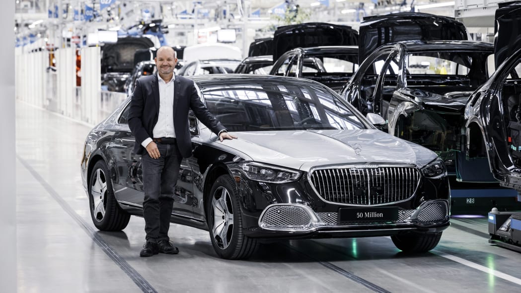 Mercedes-Maybach S-Class 2021 đầu tiên xuất xưởng, đánh dấu cột mốc 50 triệu xe rời khỏi dây chuyền sản xuất - Ảnh 2.
