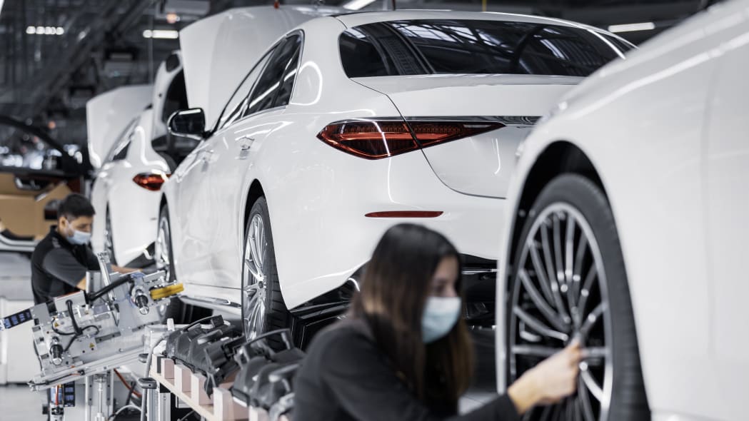 Mercedes-Maybach S-Class 2021 đầu tiên xuất xưởng, đánh dấu cột mốc 50 triệu xe rời khỏi dây chuyền sản xuất - Ảnh 1.