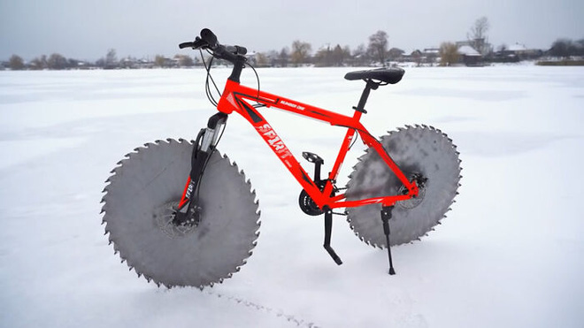 Thay lốp bằng lưỡi cưa, chiếc xe đạp kinh dị này có thể lướt đi trên mặt hồ đóng băng - Ảnh 3.