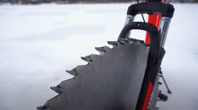 Thay lốp bằng lưỡi cưa, chiếc xe đạp kinh dị này có thể lướt đi trên mặt hồ đóng băng - Ảnh 8.