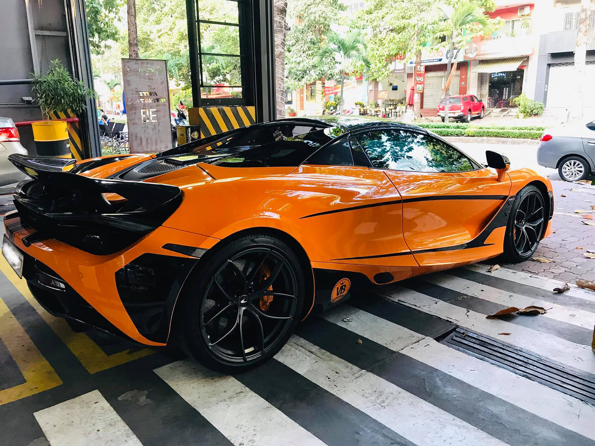 McLaren 720S Spider của ca sĩ Đoàn Di Băng lột xác với phong cách xe đua hầm hố - Ảnh 3.