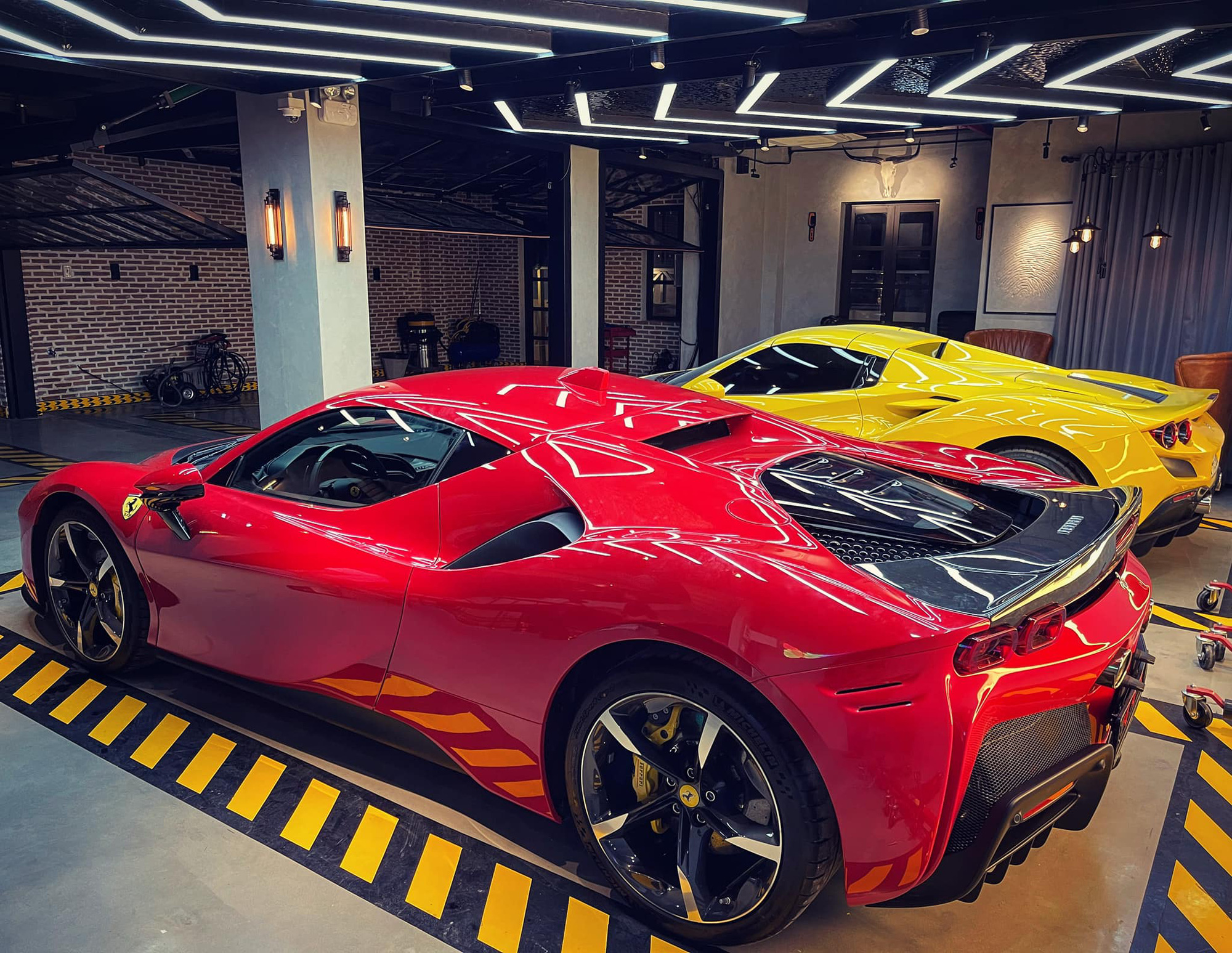 Ferrari SF90 Stradale thứ hai về Việt Nam đã có chủ, chung garage với một chiếc siêu xe đình đám không kém - Ảnh 1.