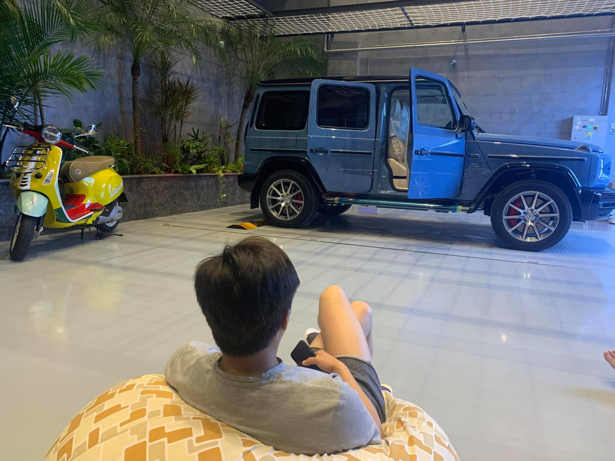 Đàm Thu Trang lần đầu cầm lái Mercedes-AMG G 63 xuống phố đầu năm, Nguyễn Quốc Cường tiết lộ mong muốn ‘xin vợ’ sắm siêu xe mới - Ảnh 2.