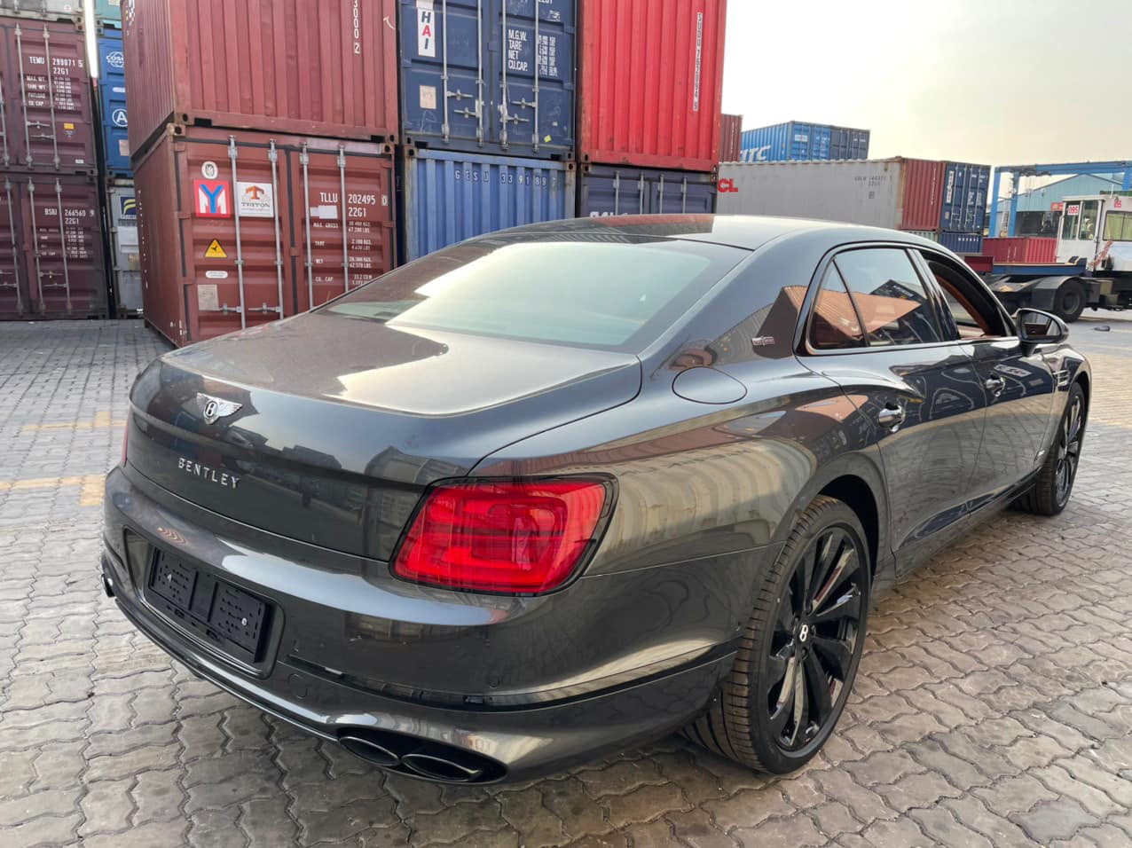 Đấu xe chính hãng, Bentley Flying Spur V8 First Edition nhập khẩu tư nhân chào giá hơn 18 tỷ đồng tại Việt Nam - Ảnh 2.