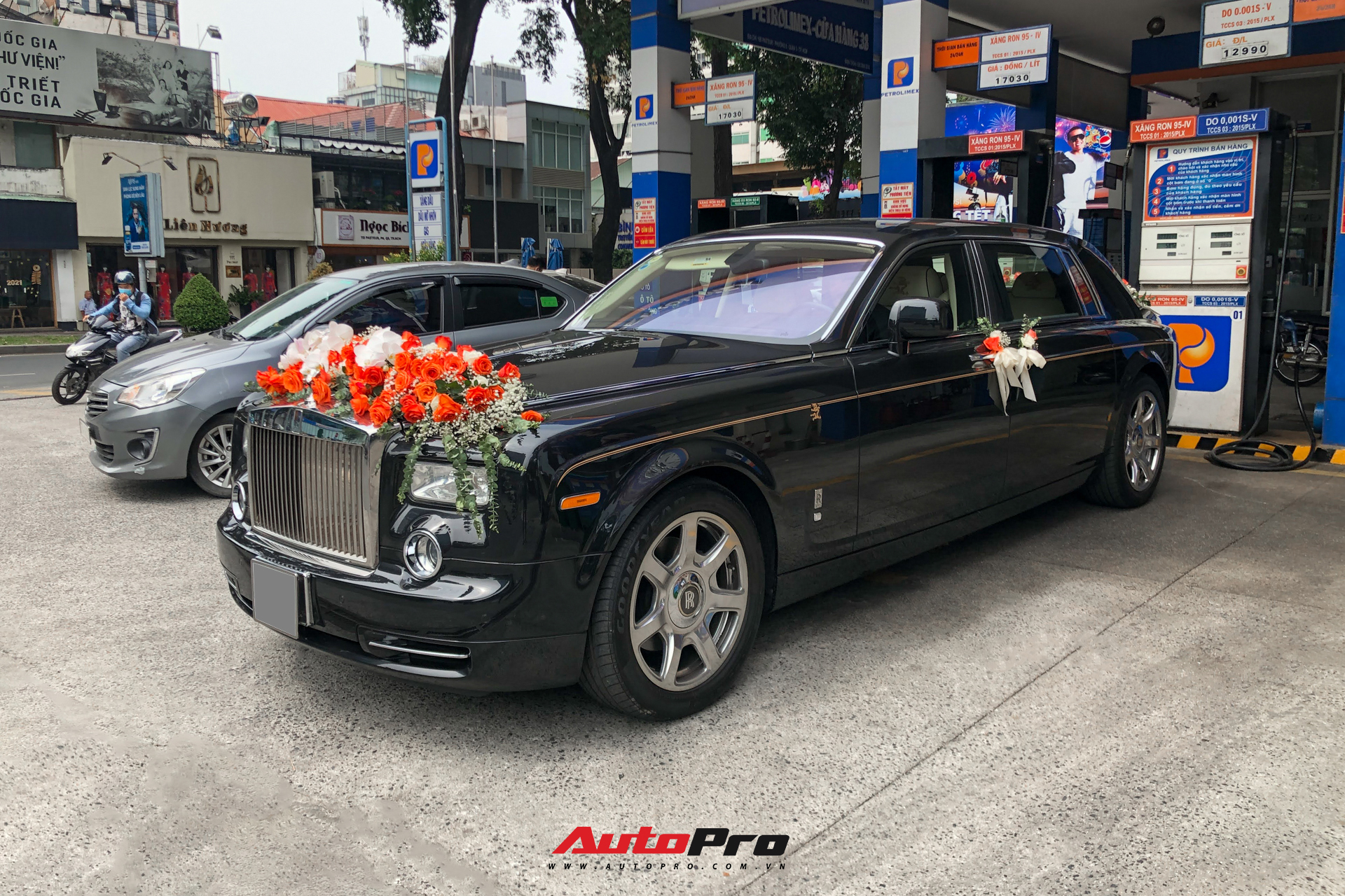 Rolls-Royce Phantom Rồng làm xe hoa tại Sài Gòn - Ảnh 1.
