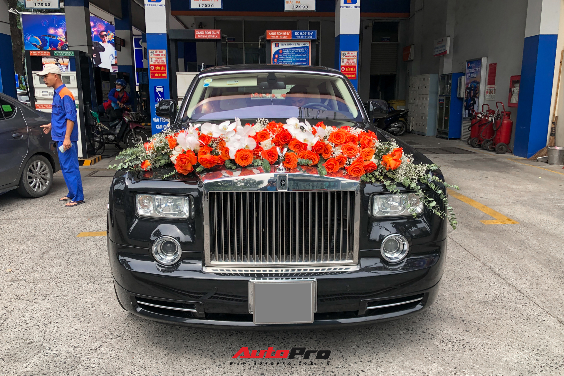 Rolls-Royce Phantom Rồng làm xe hoa tại Sài Gòn - Ảnh 3.