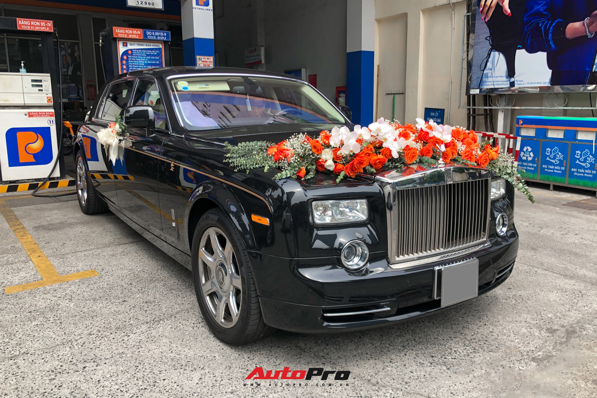 Rolls-Royce Phantom Rồng làm xe hoa tại Sài Gòn - Ảnh 4.