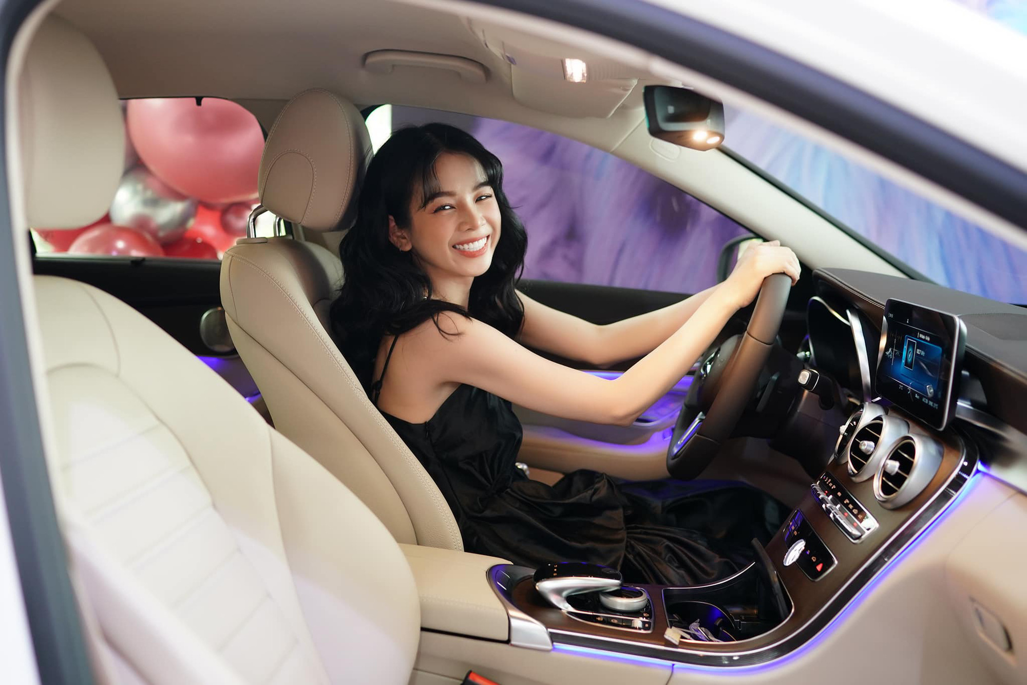 Sau tin đồn chia tay, DJ Mie và diễn viên Hồng Thanh sắm ngay cặp Mercedes-Benz C-Class giá gần 4 tỷ chơi Tết - Ảnh 2.