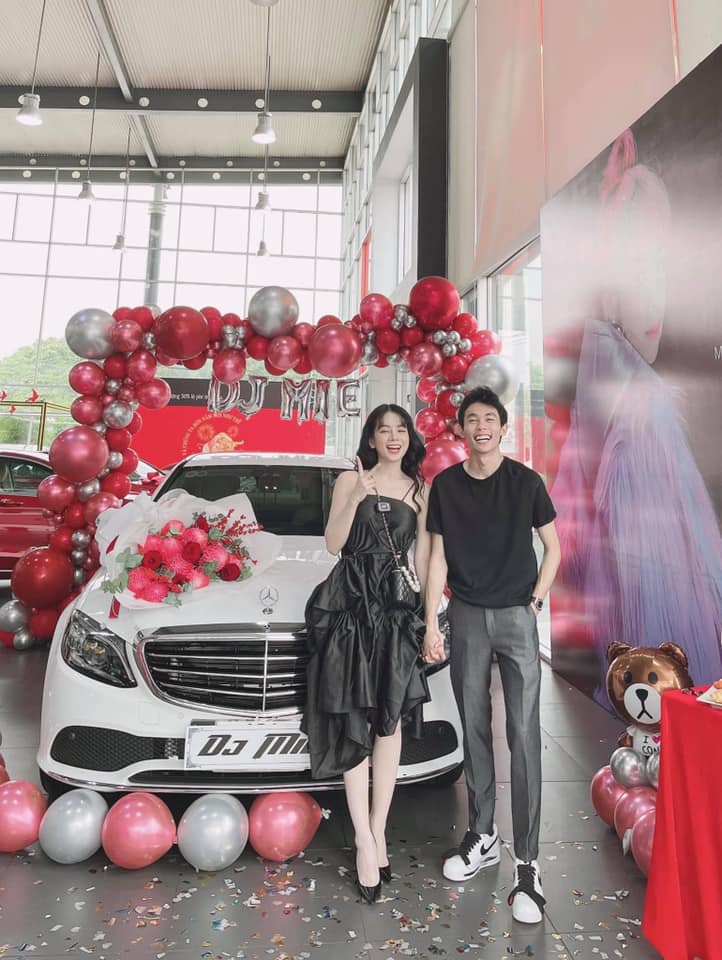 Sau tin đồn chia tay, DJ Mie và diễn viên Hồng Thanh sắm ngay cặp Mercedes-Benz C-Class giá gần 4 tỷ chơi Tết - Ảnh 1.